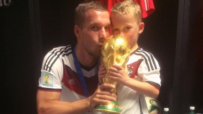 Lukas Podolski mit seinem Sohn