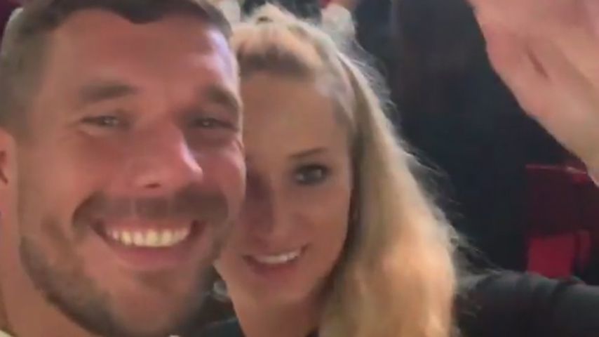 Niedlich! Hier führt Poldi Monika zu den Backstreet Boys aus