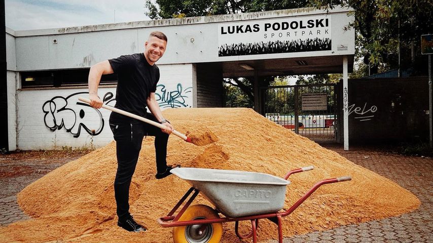 Lukas Podolski vor dem Sandhaufen