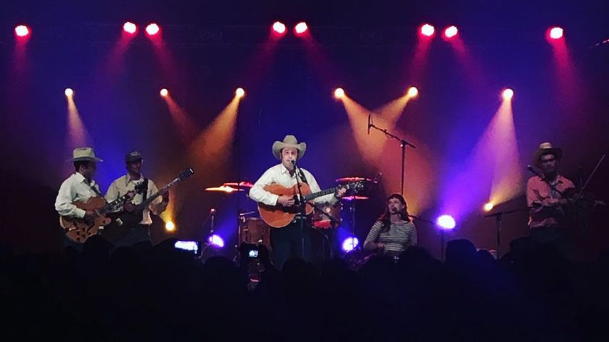 Luke Bell mit seiner Band, 2017