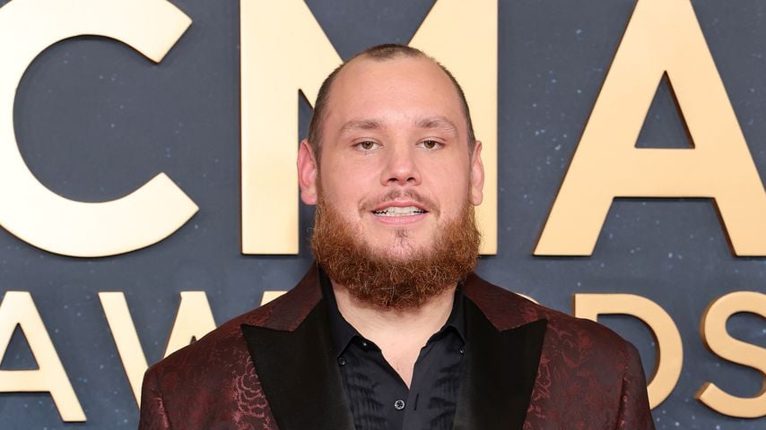 Luke Combs und seine schwangere Frau posieren auf Red Carpet