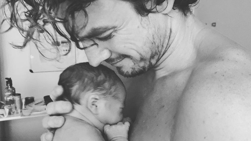 Ein Junge! Netflix-Star Luke Cook ist erstmals Papa geworden