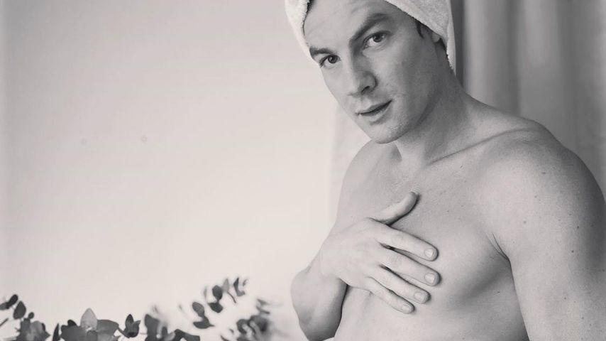 Huch?! Netflix-Hottie Luke Cook präsentiert "Babybauch"