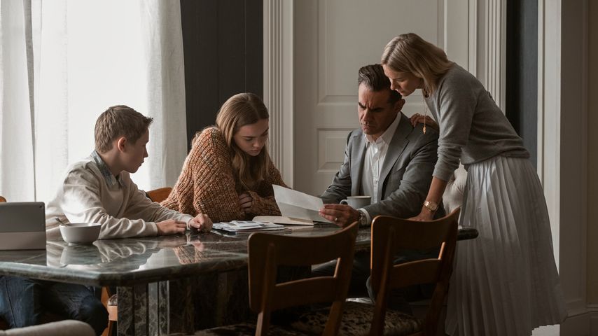 Luke David Blumm, Isabel Marie Gravitt, Bobby Cannavale und Naomi Watts in "The Watcher"