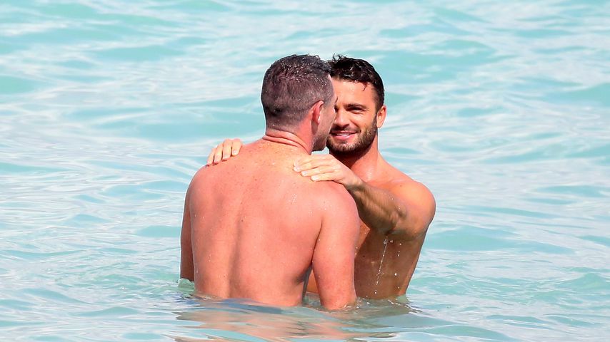 Luke Evans mit einem Unbekannten im Meer bei Miami