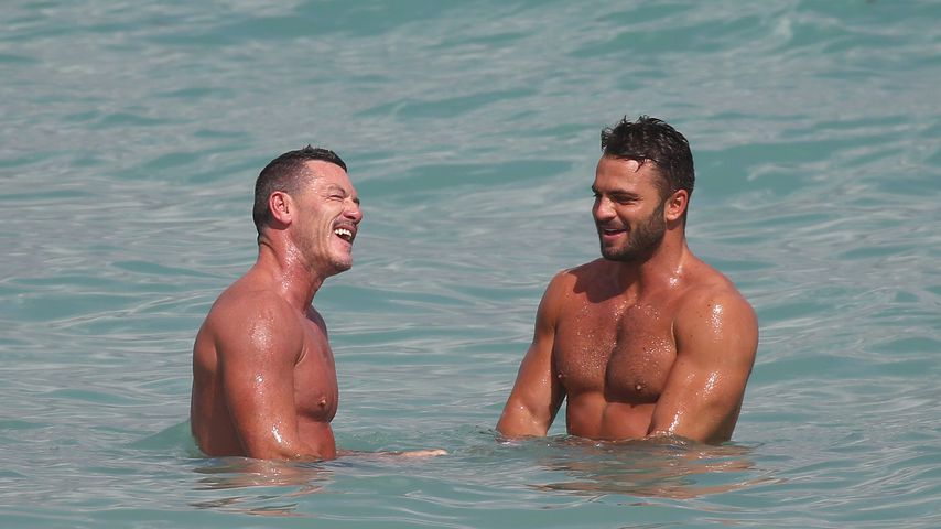 Luke Evans mit einem Unbekannten im Meer bei Miami