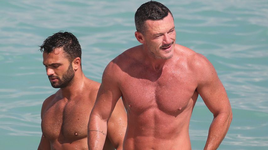 Luke Evans mit einem Unbekannten im Meer bei Miami