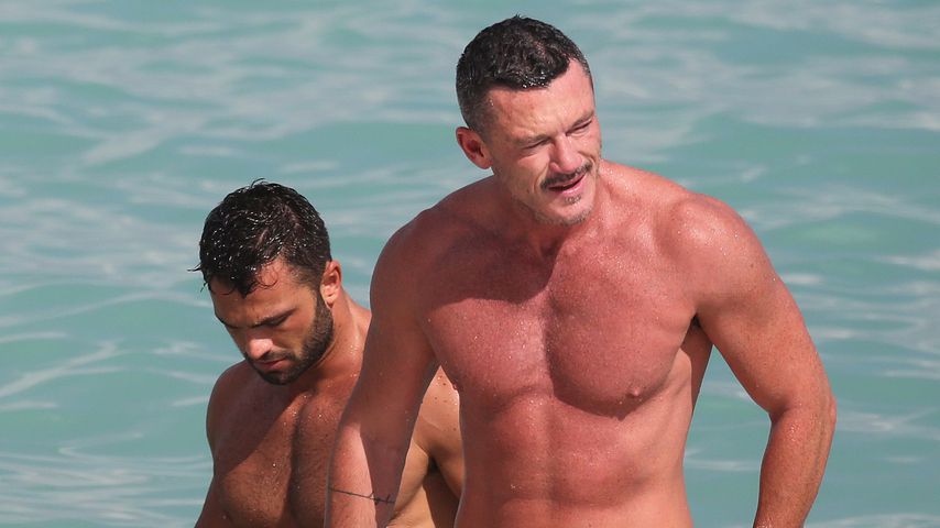 Neu-Single Luke Evans fummelt mit unbekanntem Hottie im Meer