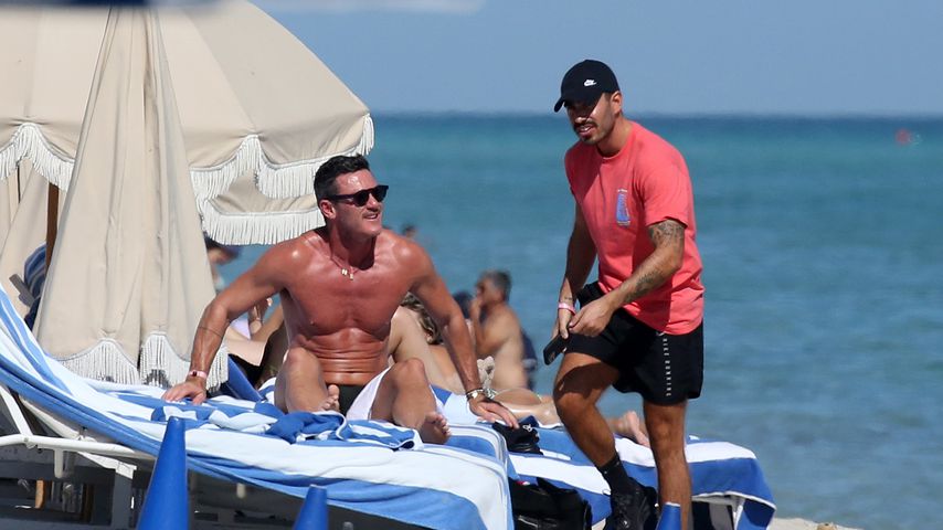 Luke Evans mit einem Unbekannten in Miami im Dezember 2021