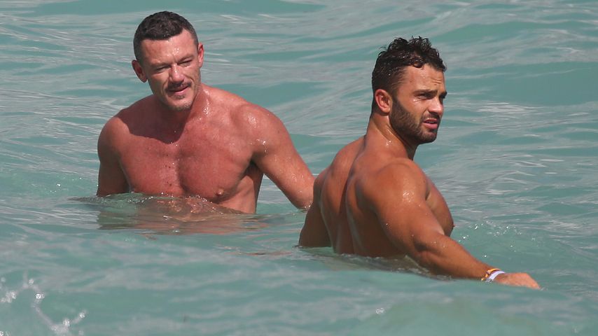 Entlarvt! Das ist Strand-Flirt von "Hobbit"-Star Luke Evans!