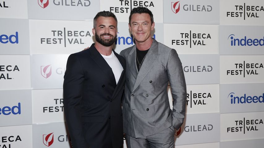 Luke Evans und Freund Fran strahlen bei einem Filmfestival