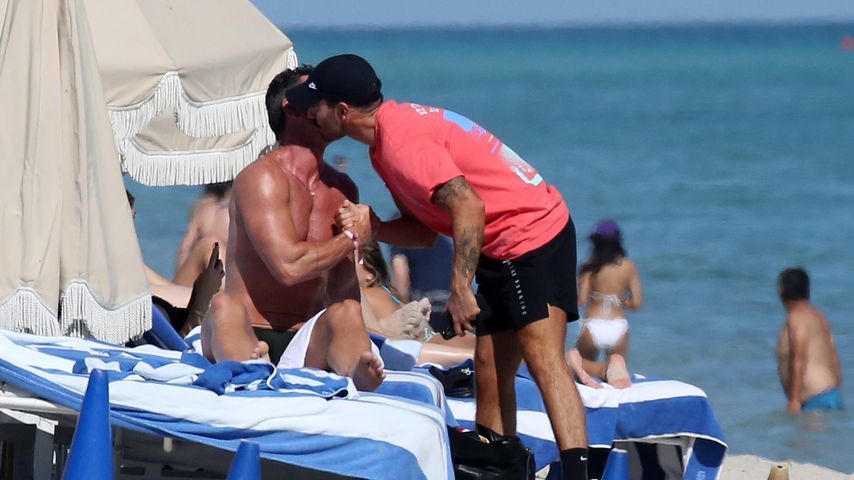 Neuer Freund? Luke Evans wird von unbekanntem Mann geküsst