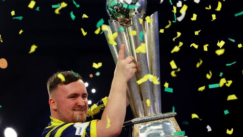 Luke Littler jubelt mit der Sid-Waddell-Trophäe nach dem Finalsieg bei der Darts-WM im Alexandra Palace