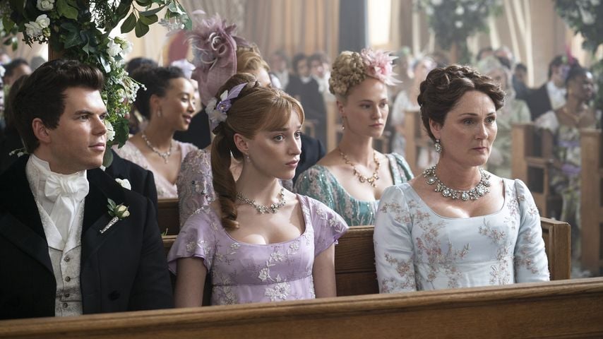 Luke Newton, Phoebe Dyvenor, Jessica Madsen und Ruth Gemmell in "Bridgerton"
