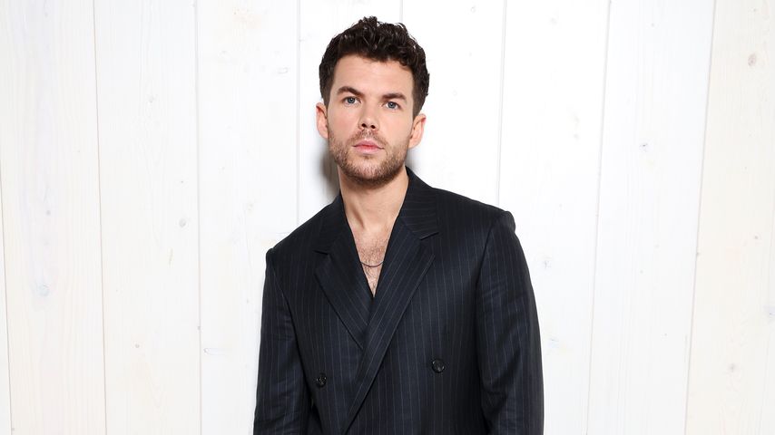 Luke Newton turtelnd bei Spaziergang durch London erwischt