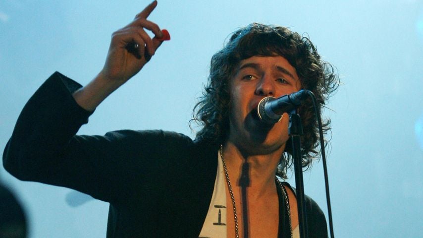 Luke Pritchard von The Kooks performt 2007 auf dem Glastonbury Musikfestival