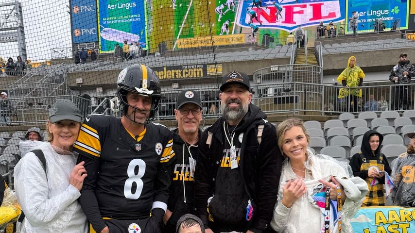 Luke Rodgers und Aaron Rodgers im Footballstadion mit Familie 2026