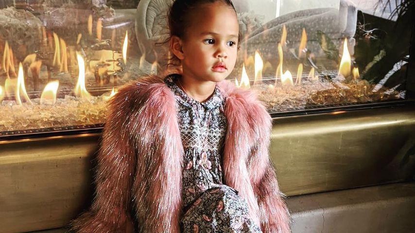 Ladylike: Chrissy Teigens Tochter (3) posiert wie eine Große
