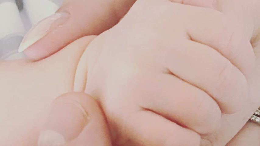 Lyla Maria Schwarzenegger Pratts Händchen