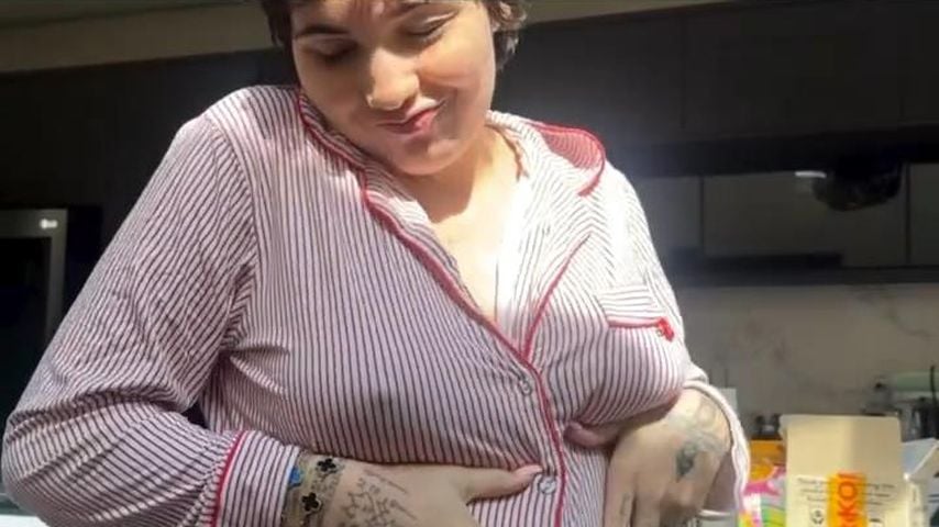 Mabel zeigt ihren Babybauch
