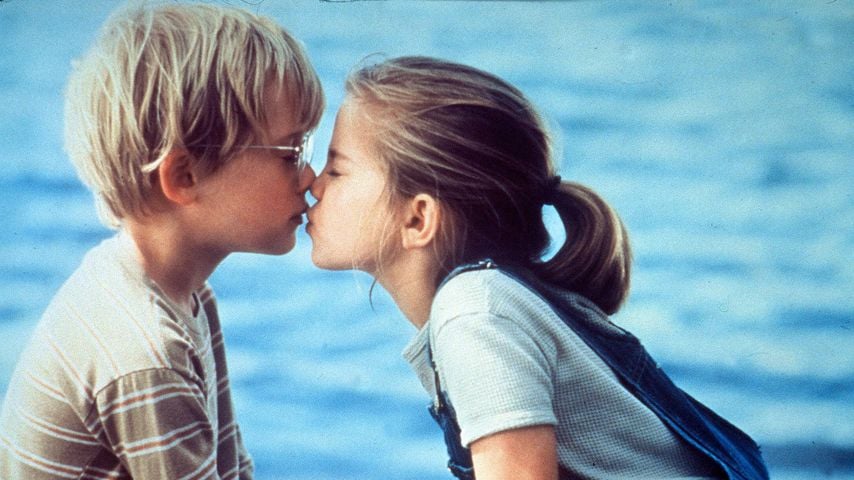 Macaulay Culkin und Anna Chlumsky in "My Girl" (1991) teilen einen Kuss am See