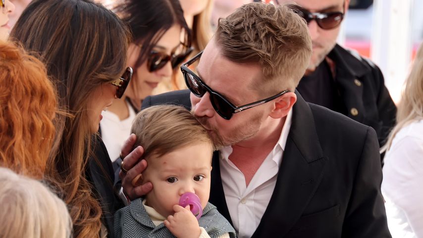 Macaulay Culkin, Schauspieler, mit seinem Sohn