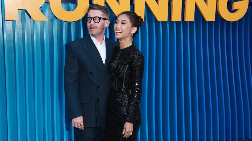 Macaulay Culkin und Brenda Song lächeln bei der Premiere von Netflix’ "Running Point" Staffel 2 im Egyptian Theatre in Hollywood am 15. April 2026
