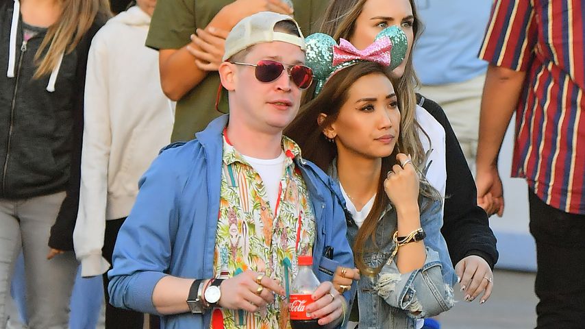 Macaulay Culkin und Brenda Song 2019 im Disneyland
