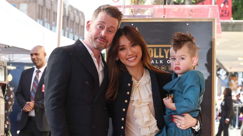Macaulay Culkin und Brenda Song mit ihrem Sohn Dakota, Dezember 2023
