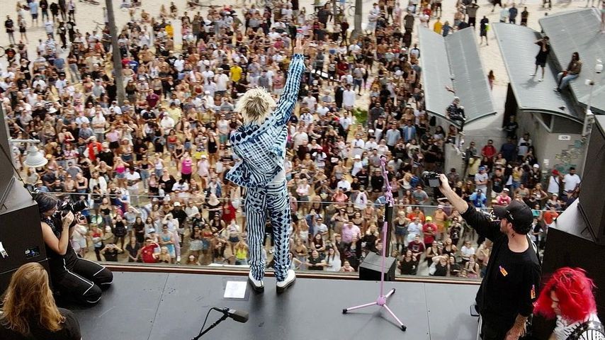 Machine Gun Kelly bei seinem Dachterrassen-Auftritt im Juni 2021