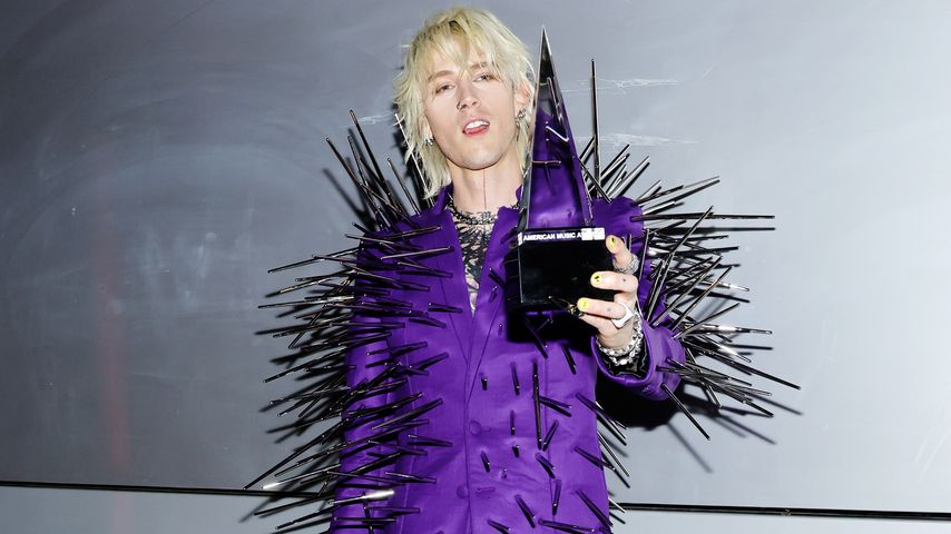 Machine Gun Kelly mit einem American Music Award 2022