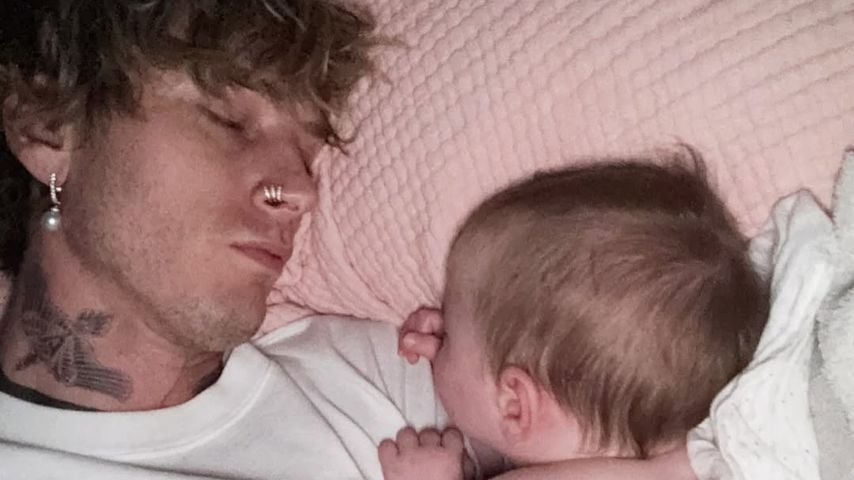 Sänger Machine Gun Kelly mit seiner Tochter Saga