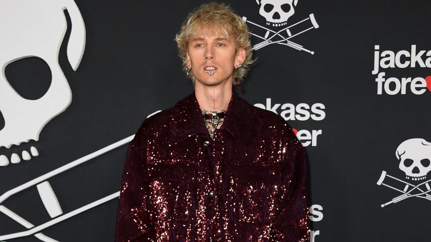 Wo ist Verlobte Megan Fox? MGK ganz alleine auf Filmpremiere