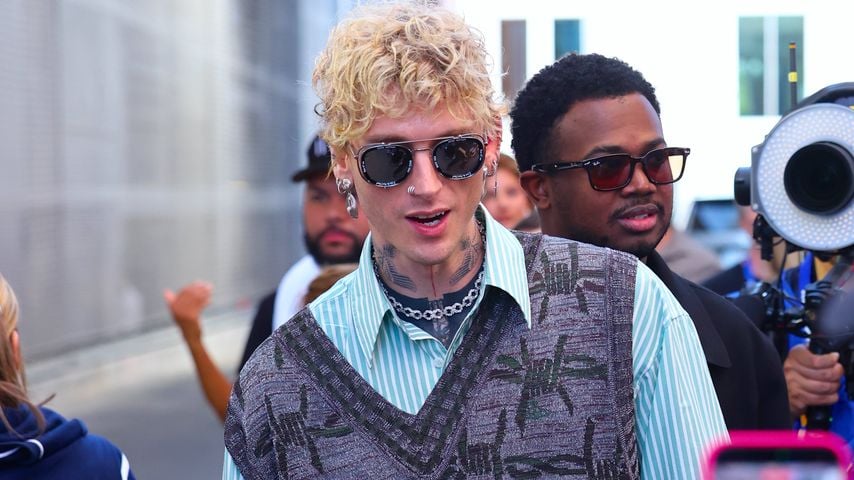 Machine Gun Kelly trifft zur US-Open-Finalparty der Frauen in New York ein