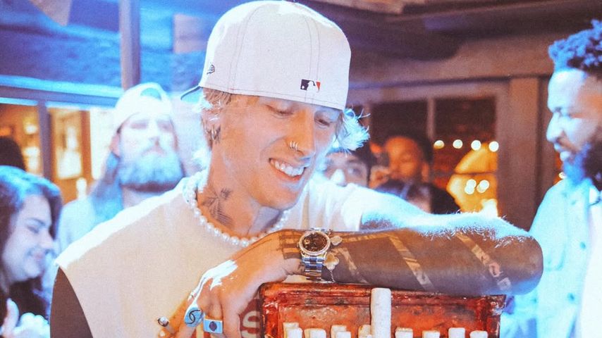 Machine Gun Kelly mit seiner Geburtstagstorte