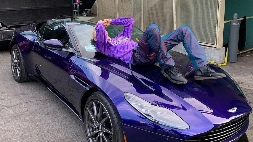 Rapper Machine Gun Kelly mit seinem Aston Martin
