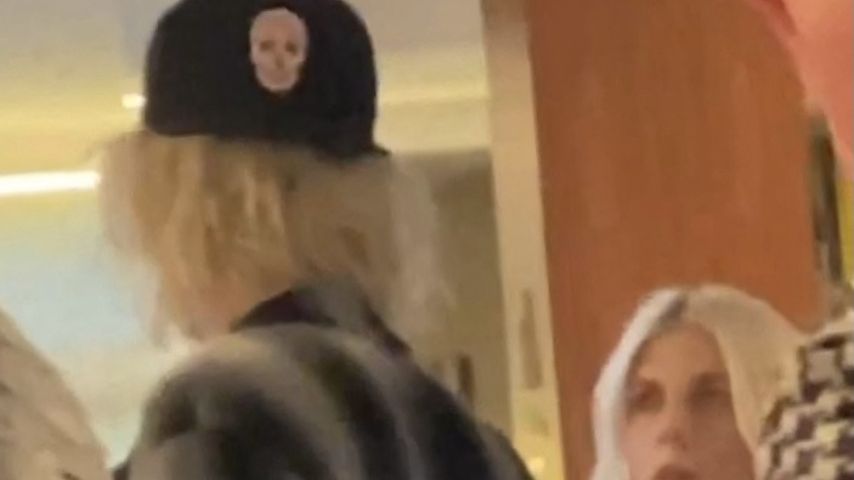 Machine Gun Kelly mit einer unbekannten Frau im März 2023
