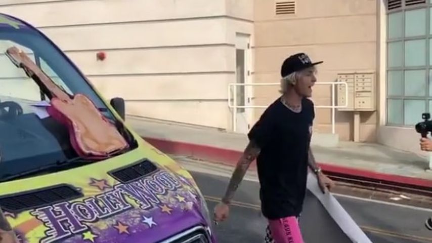 Machine Gun Kelly mit seiner Gitarrentorte