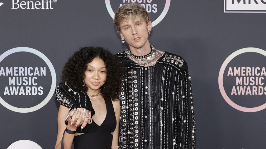 Selten! Machine Gun Kelly bei AMAs mit seiner Tochter Casie
