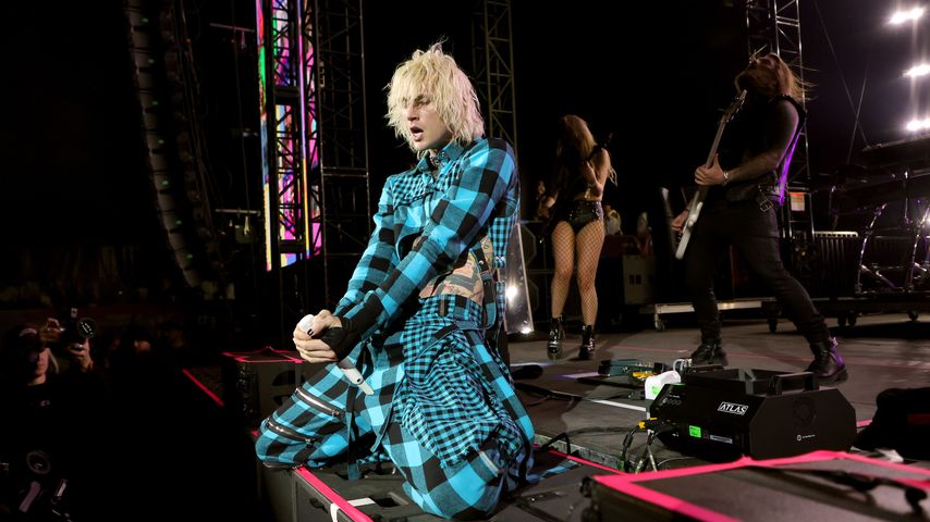 Nach Trennungsgerüchten: Machine Gun Kelly singt auf Party