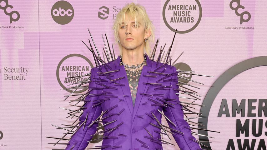 Fans vergleichen Machine Gun Kellys Outfit mit einem Seeigel