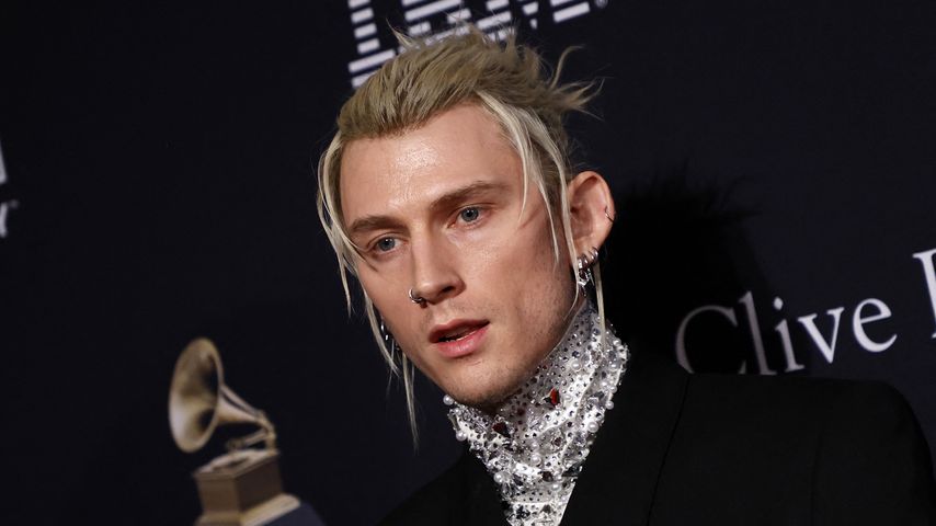 Stromschlag? Machine Gun Kelly stehen die Haare zu Berge