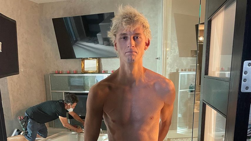 Komplett nackt: Machine Gun Kelly zeigt sich ohne Tattoos