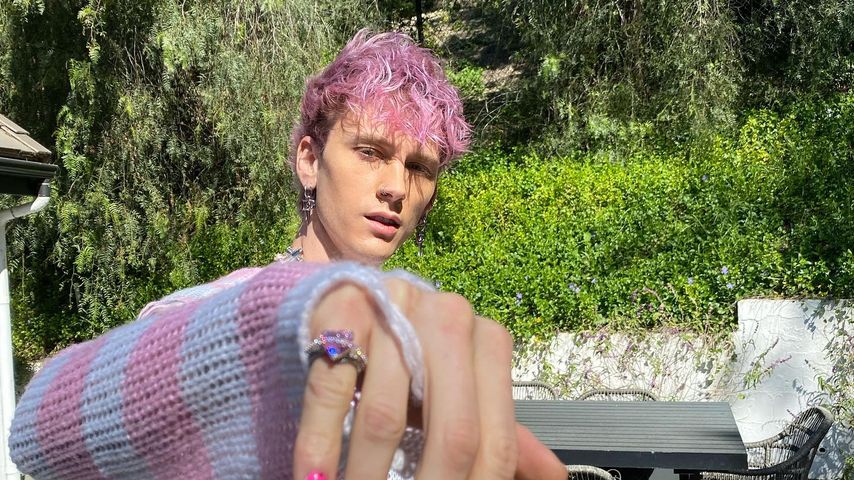 Umstyling: Machine Gun Kelly hat jetzt rosafarbene Haare