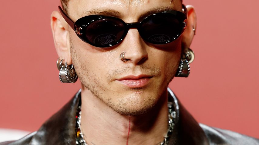 Machine Gun Kelly nimmt Rasierklingen-Gitarre in Schutz!