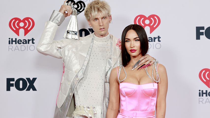 Machine Gun Kelly und Megan Fox schmusen auf rotem Teppich