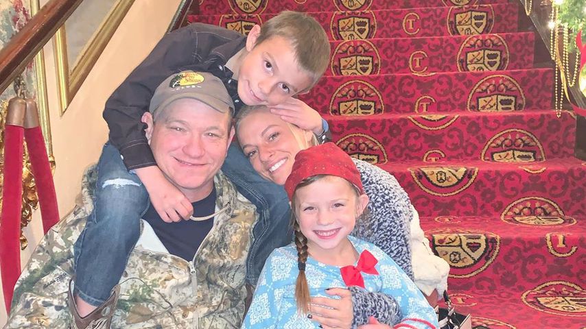 Mackenzie McKee mit ihren Kindern und ihrem Vater nach dem Tod ihrer Mutter Angie