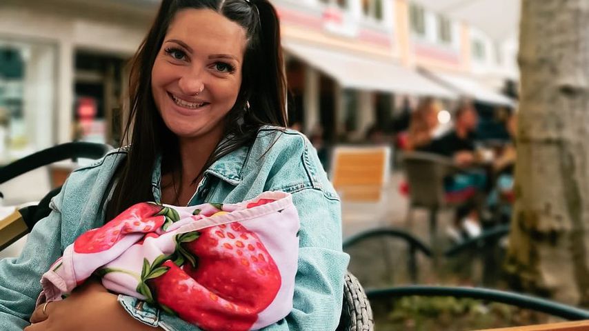 "Größtes Glück": "Ex on the Beach"-Maddi mit Baby unterwegs