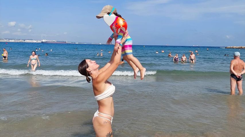 Maddi Henderson mit ihrer Tochter, August 2024