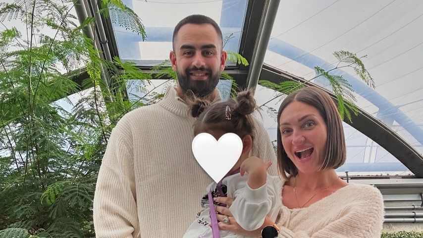 Maddi Henderson mit ihrer Tochter und ihrem Partner, Oktober 2024